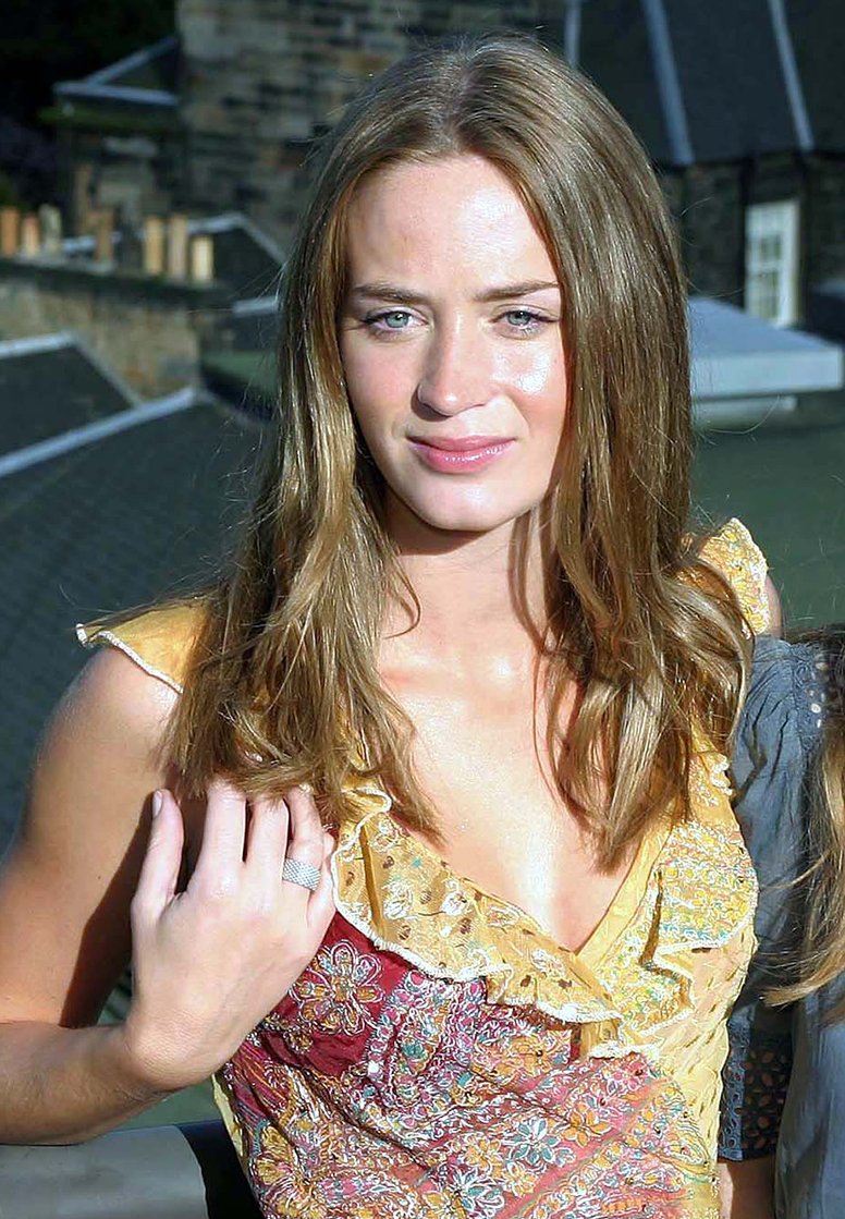 《穿普拉达的女王》刻薄助理艾米莉当年爆红，39岁晋升好莱坞大咖