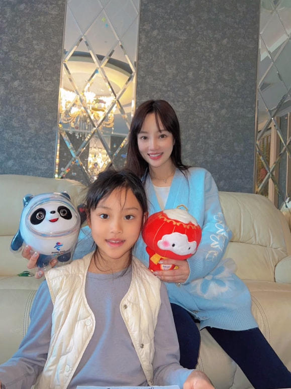 李小璐携女儿助力冬奥会，9岁甜馨手绘冰墩墩雪容融，真心灵手巧
