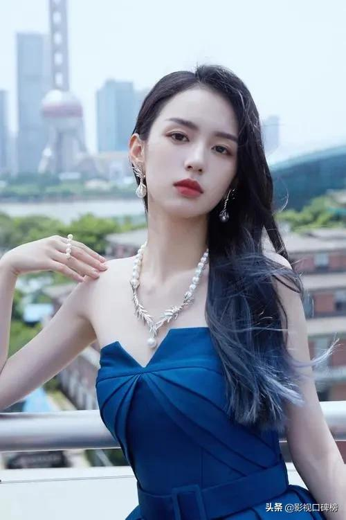周也和张婧仪神撞脸,95后双强小花,谁的发展路线更好?