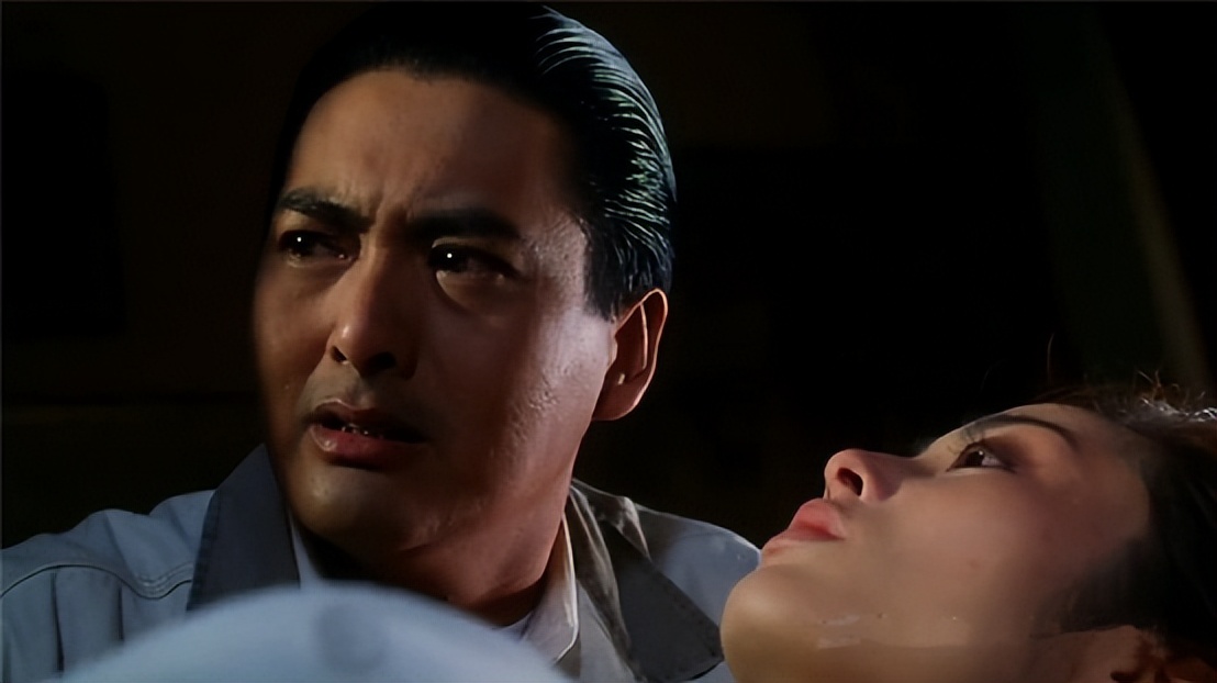 同样是演一代赌神,把《赌神》三部曲放在一起看,差距就出来了