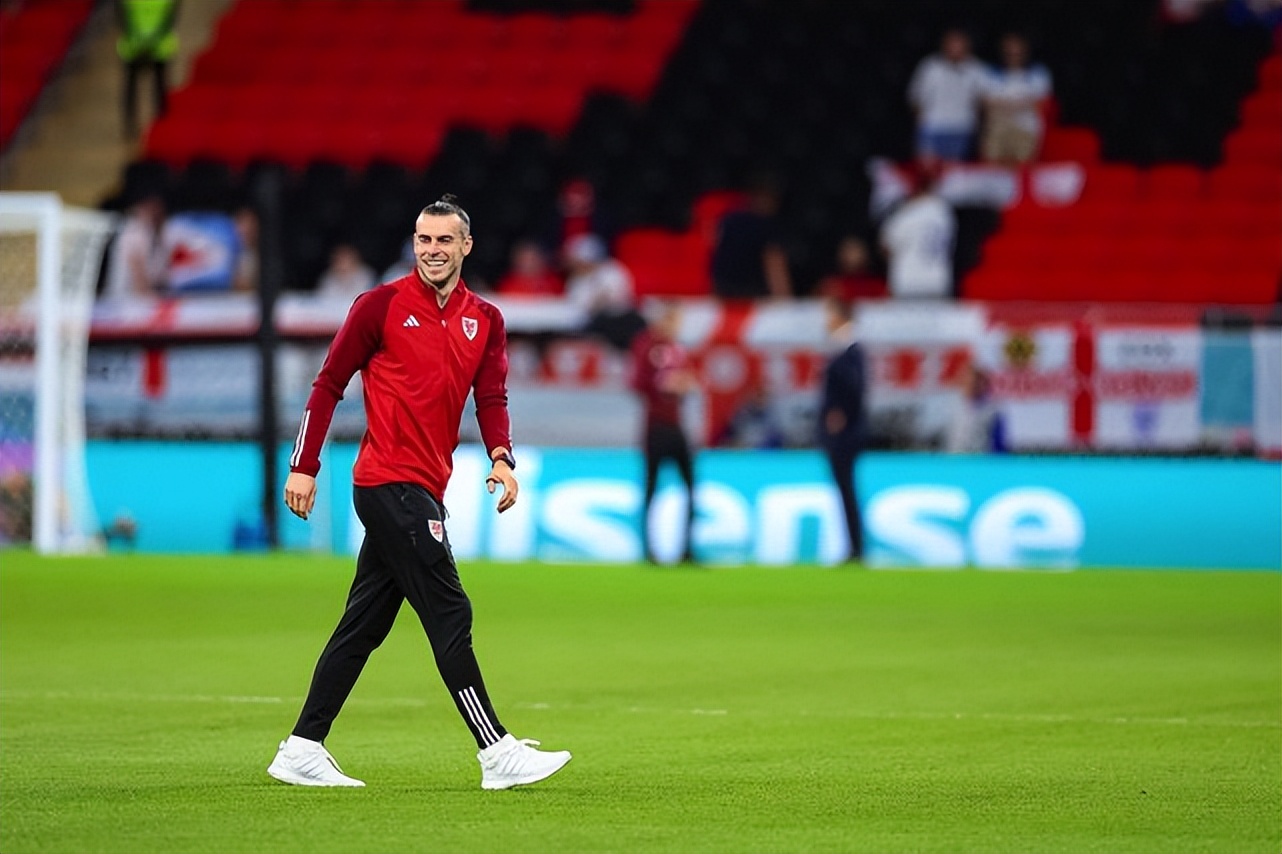 贝尔为什么缺席世界杯（33岁贝尔告别世界杯！动情致谢球迷后鼓掌离开，半场被换原因揭晓）