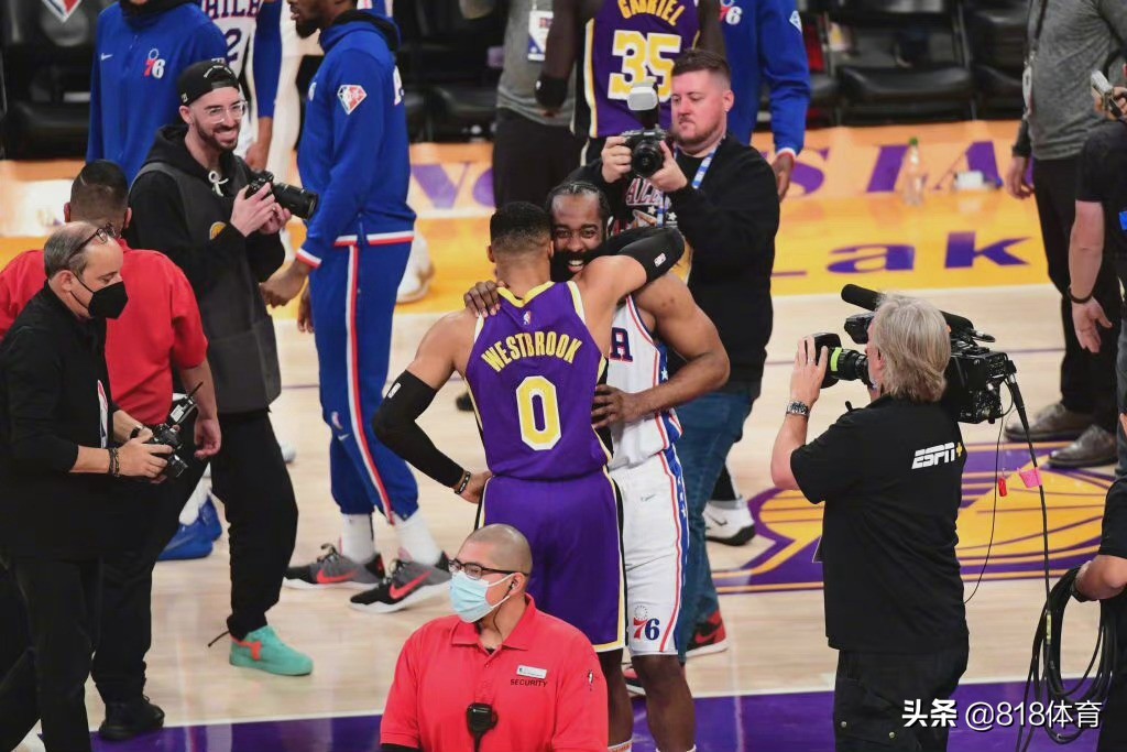 nba罚球为什么击掌(笑喷!哈登罚球找恩比德击掌,威少下意识伸出手,发现不对赶紧收手)