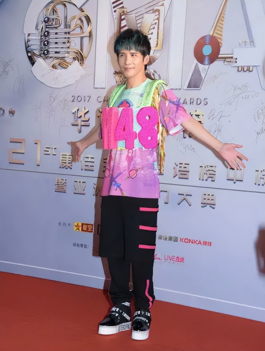 男明星在红毯上作的“怪”，穿丑衣、爱作妖，风头出尽