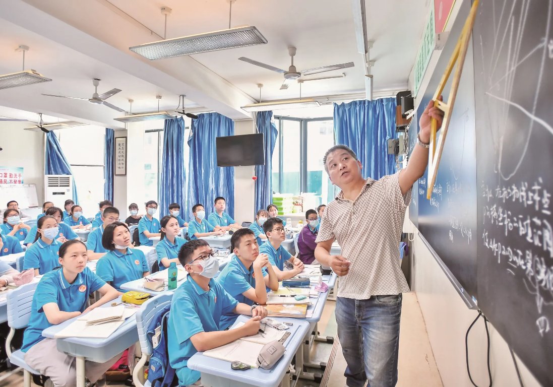 大学老师年薪（大学老师有多富）