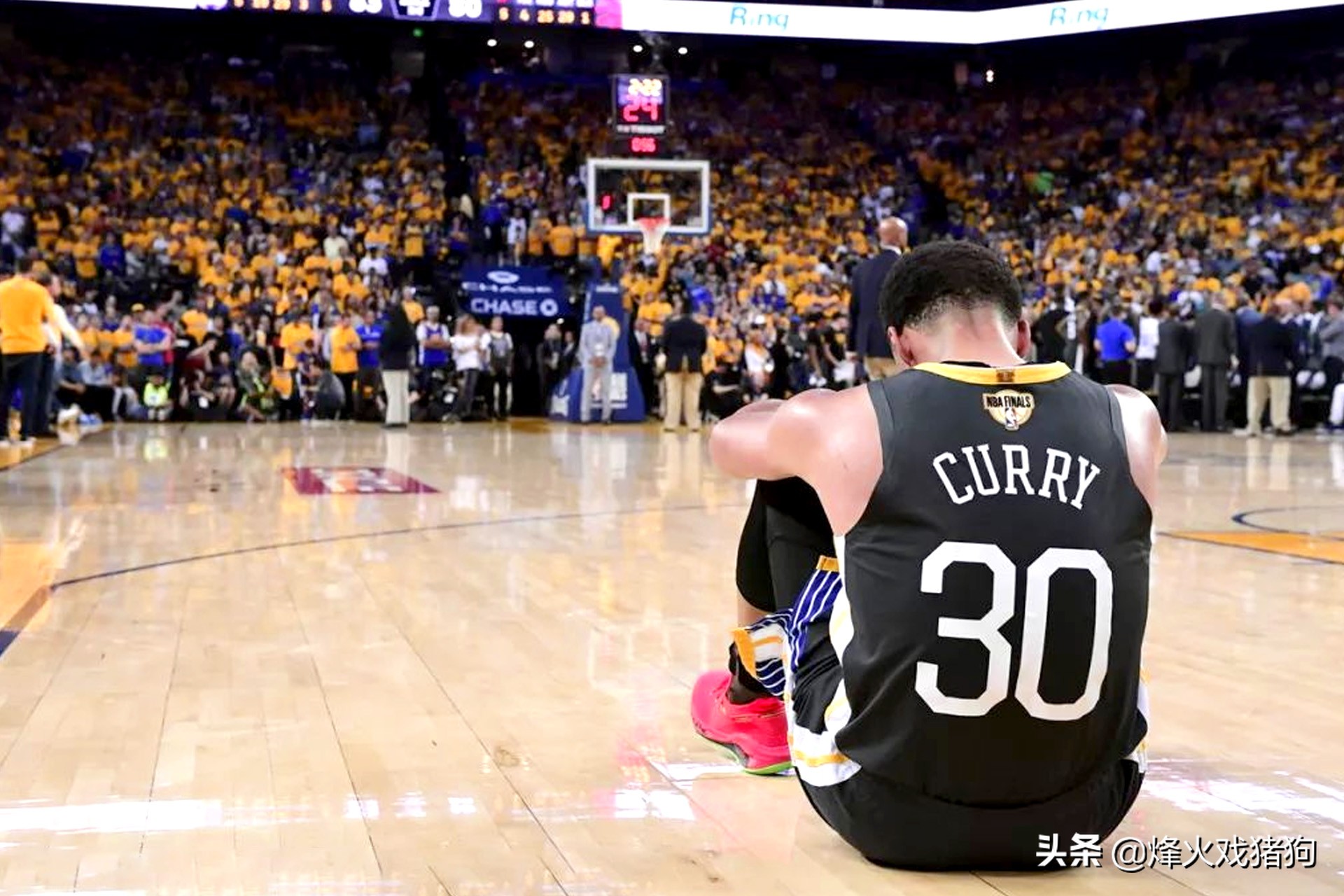 nba球员场均得分为什么不错(场均25 5 6！数据 战绩皆不及巅峰，为何库里反而得到更多认可？)