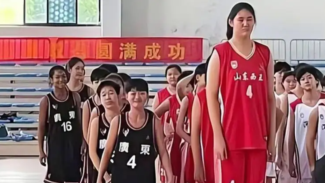 中國女籃最新名單身高及年齡（中國女籃260斤新星涌現，2場曾拿下62+68，不輸李月汝，恭喜鄭薇）
