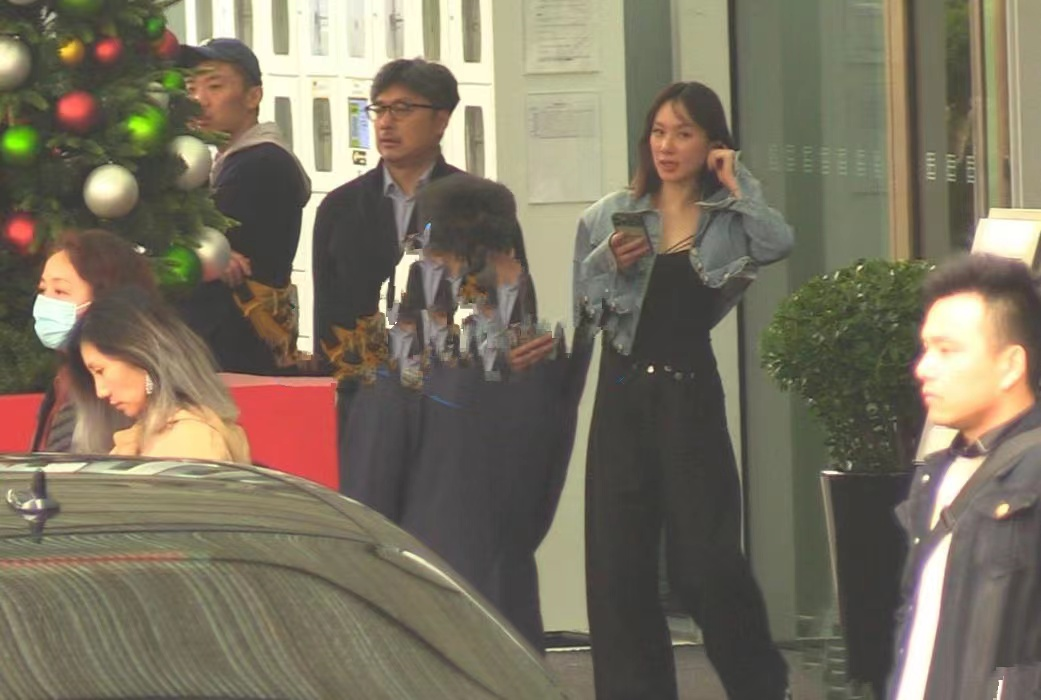 王岳伦被拍与美女同归酒店，手搭对方肩膀显亲昵，视频流出引热议