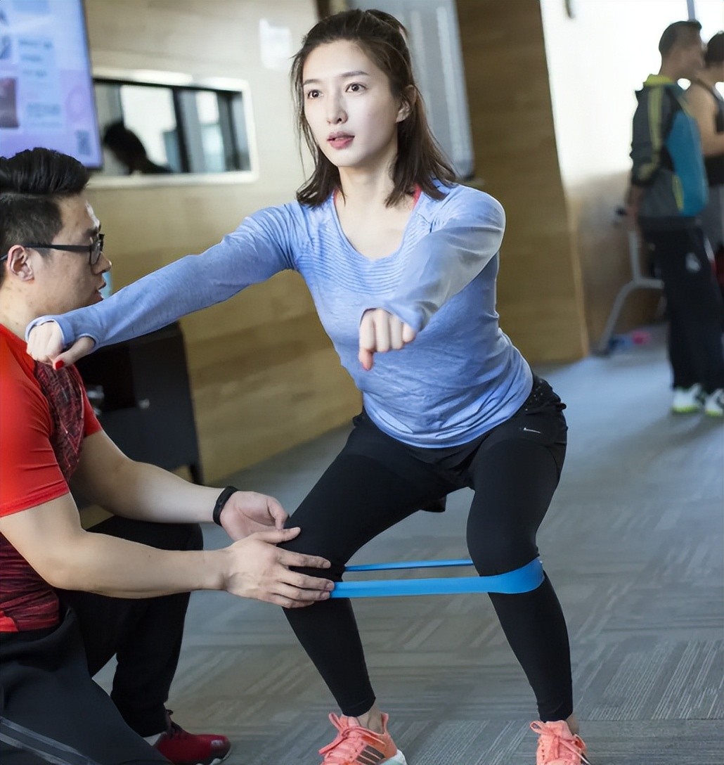 闫妮的“大妈味”、赵丽颖的“土气”，这8位女星，如今判若两人