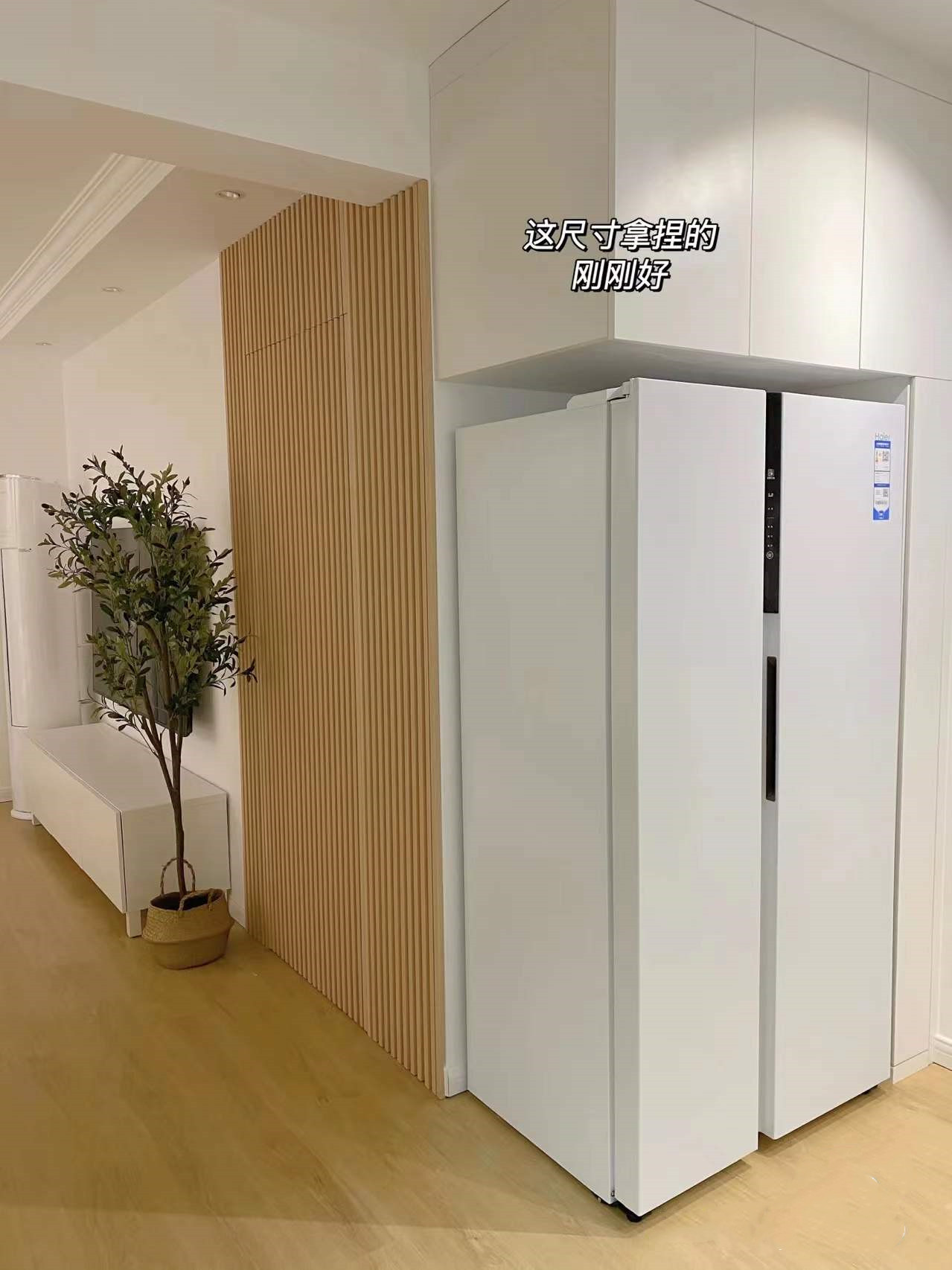 她家全屋大白墙不造型，提倡越简单越耐看，真让人眼前一亮