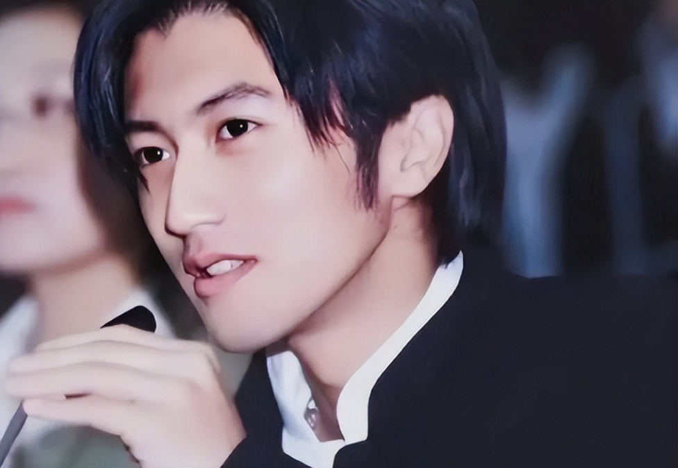 为什么谢霆锋那么爱王菲?你看他14岁做了什么就懂了