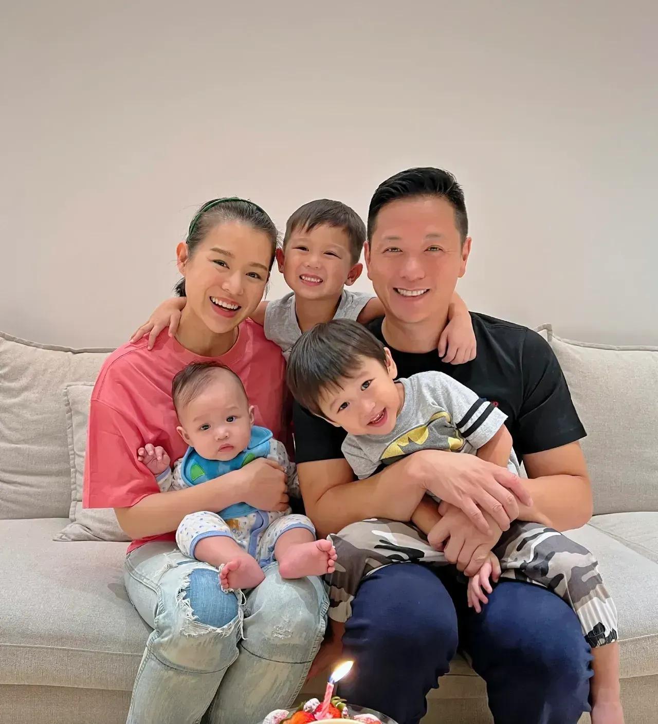 胡杏儿除夕随老公回老家祭祖，一家五口同框超幸福，三个儿子很帅