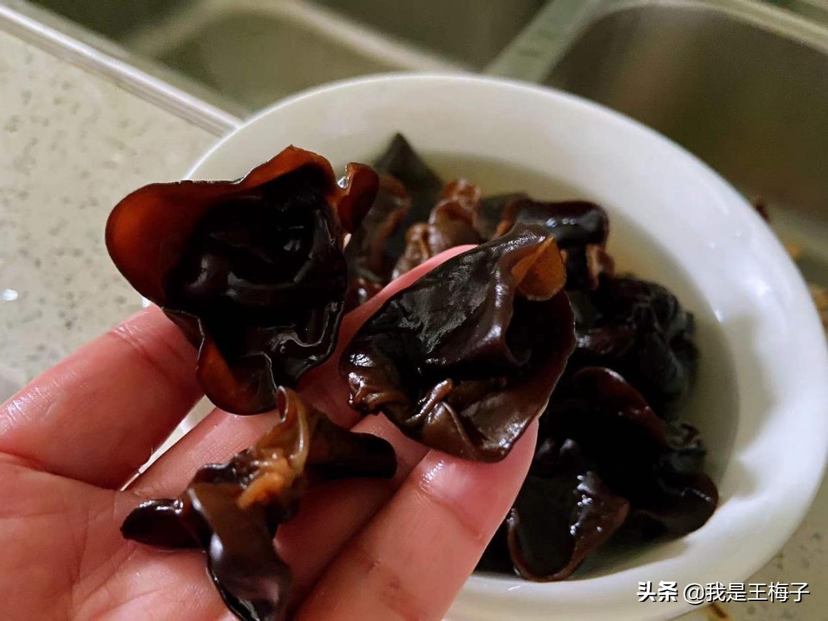 马上要过年，教你用2分钟快速泡发香菇、木耳等干货，实用还简单