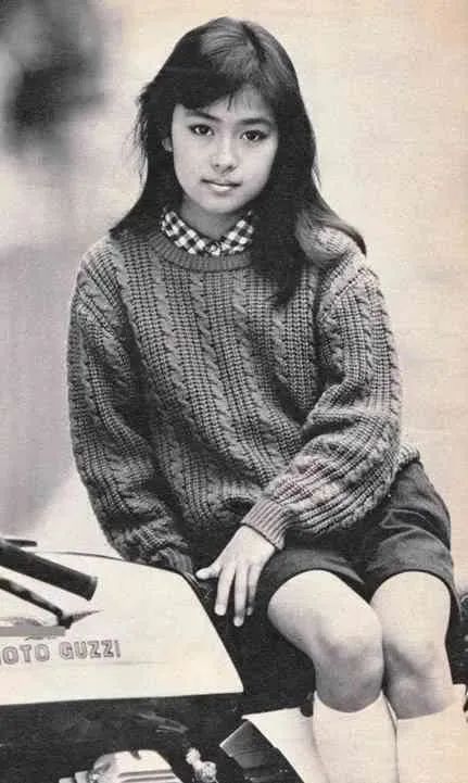 日本国民美少女始祖，曾和成龙一起主演电影！无数粉丝求她复出…