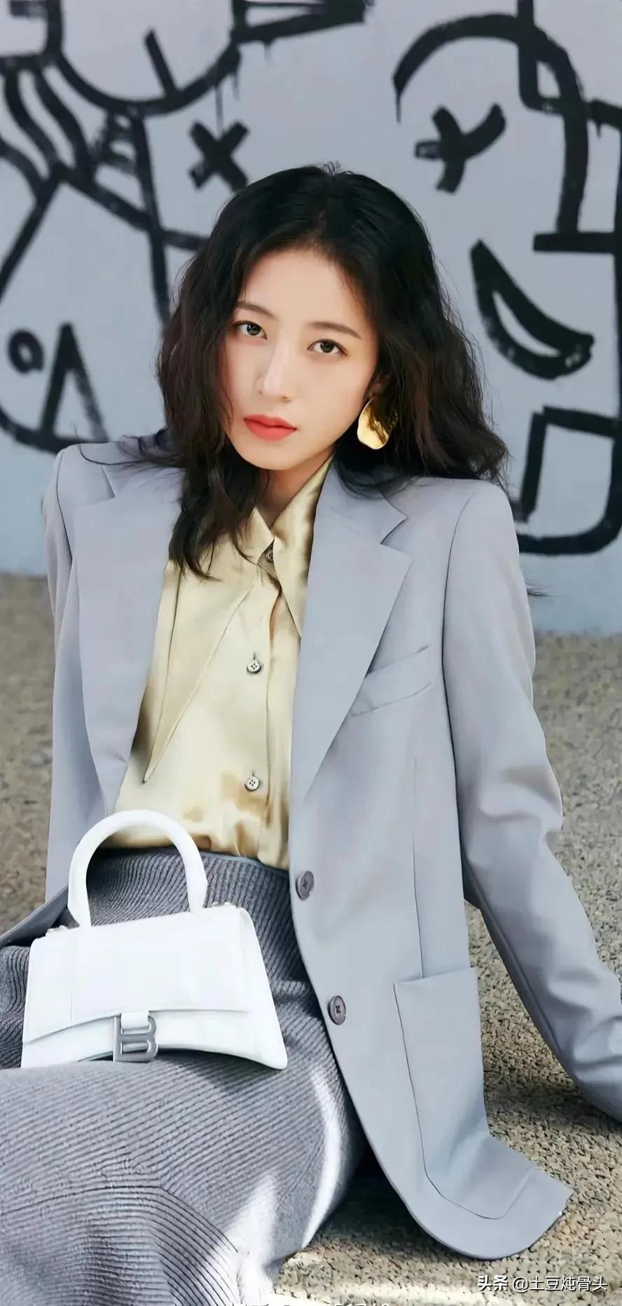 明星壁纸—周雨彤