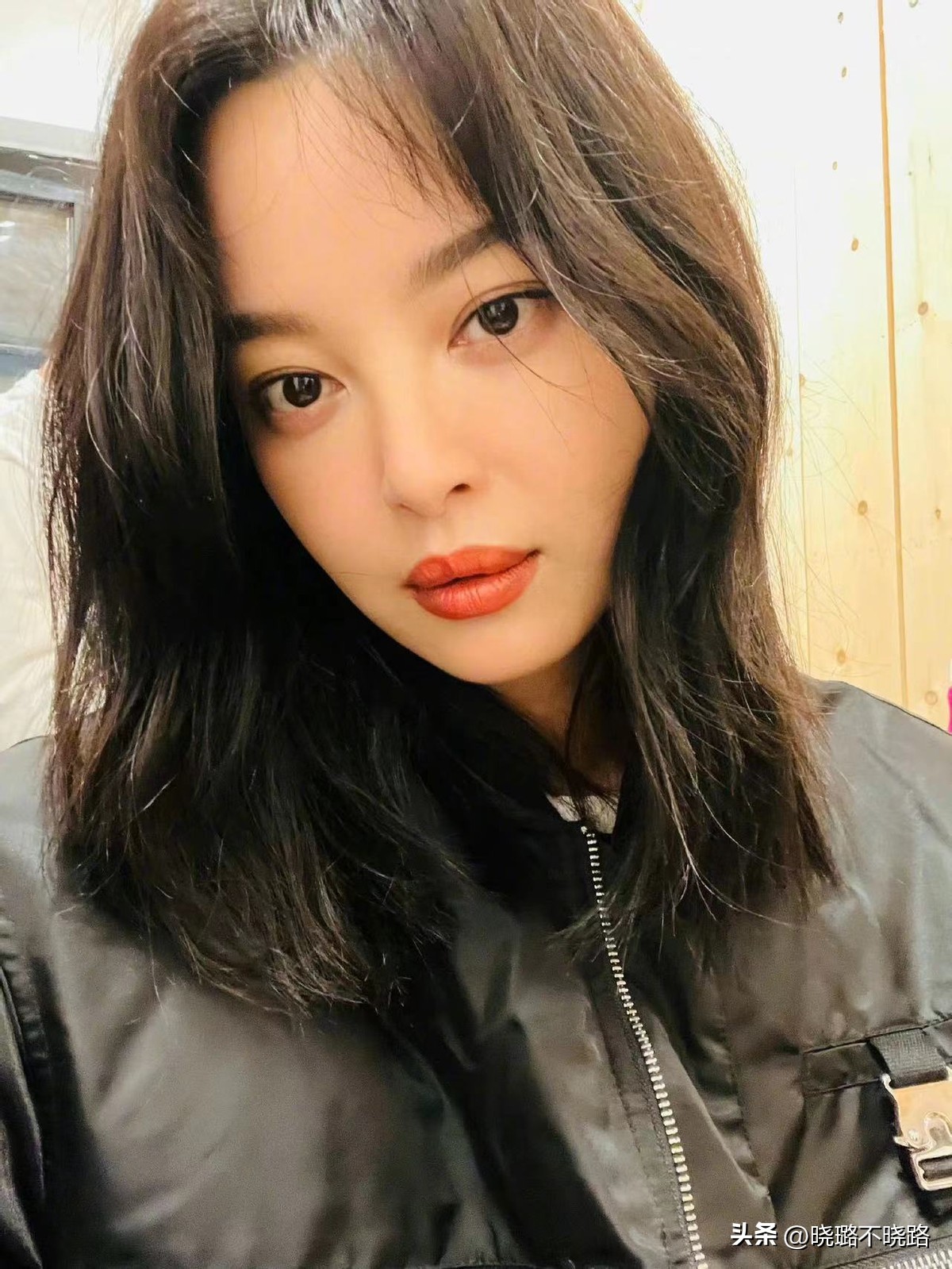 胖臉適合什么發型（方、圓臉的女生，放棄你的長發吧！試試這3種短發，洋氣還顯臉小）