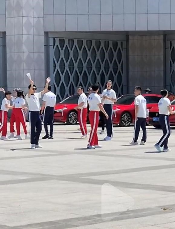 《跑男》第十期路透照曝光，迎来多位奥运冠军，全员走运动风格