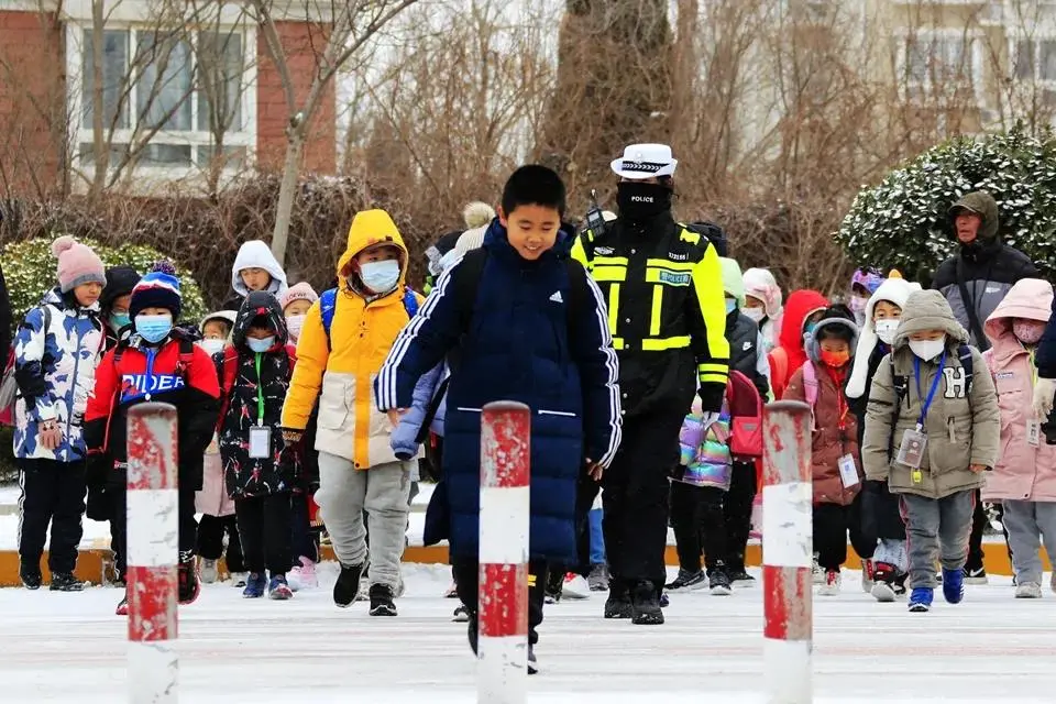 战风斗雪！风雪路上的“警察蓝”很安心