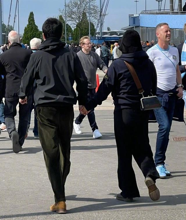 马思纯晒素颜自拍照，面色红润状态好，曾被质疑在英国待产