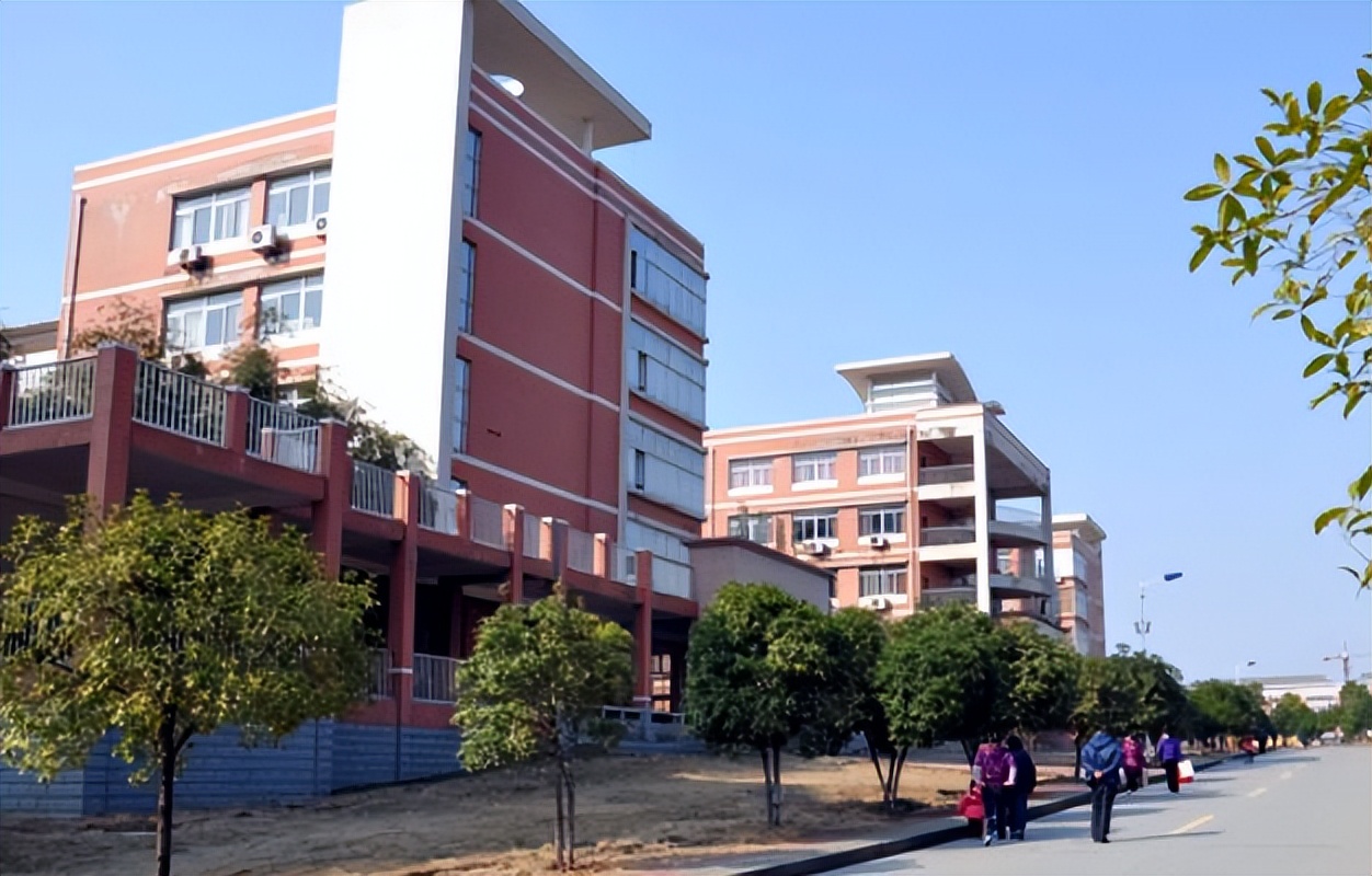 湖北咸宁"最好"的1所高中,堪称211预备队,可惜名气却不是很大