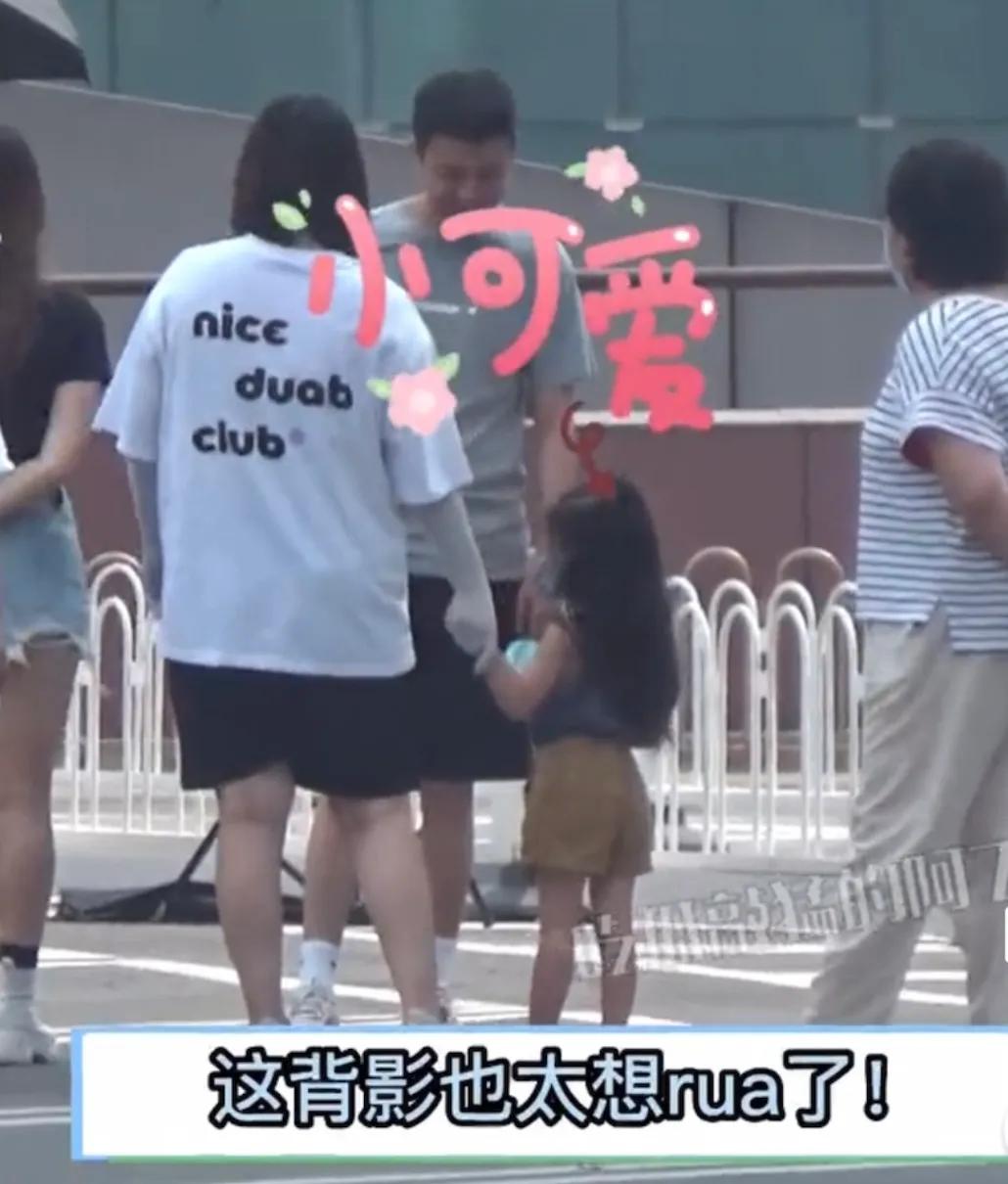 高圆圆片场和女儿互动温馨有爱，3岁Rhea活泼可爱，镜头感很强