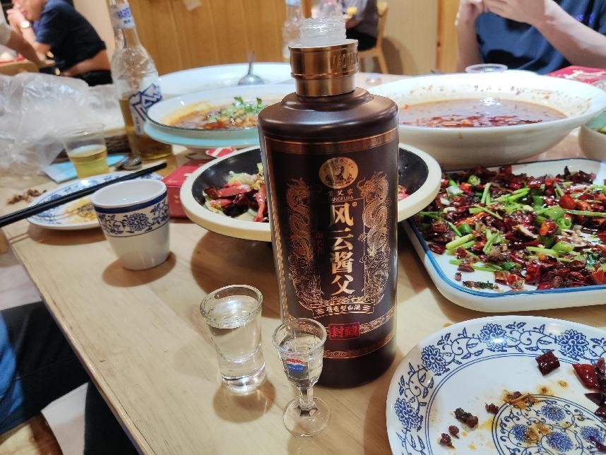 喝小郎酒图片大全图片