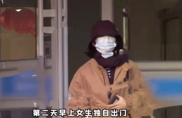 焉栩嘉新女友疑似张子枫！两人穿情侣装被拍，去年10月已被曝恋爱