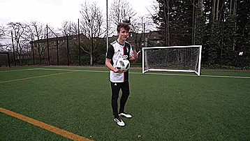 足球在踢的过程中怎么踢飞（花式足球技巧之疯狂凌空抽射）