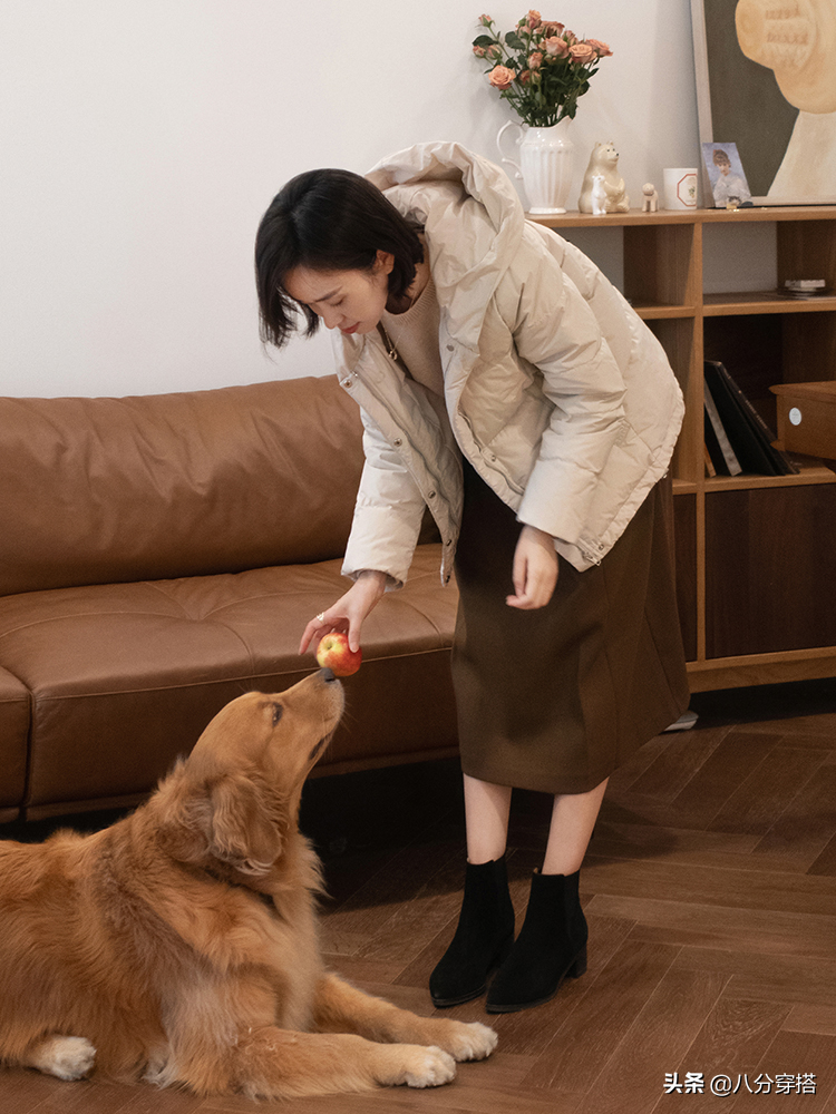 冬天的羽绒服没有时尚感吗？看看这些穿法，简洁大方。