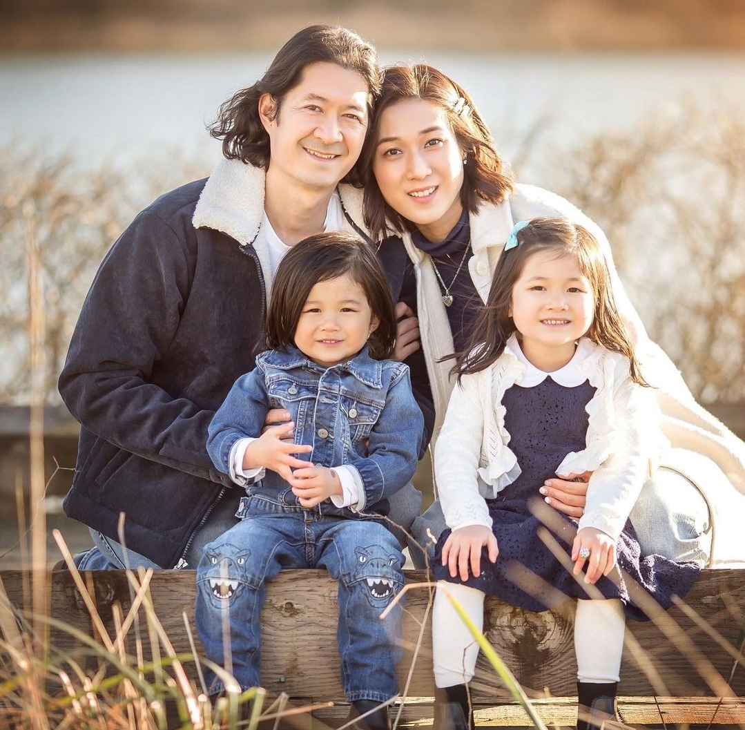 钟嘉欣官宣怀三胎后首晒照，陪娃坐旋转木马，背双肩包朴实接地气