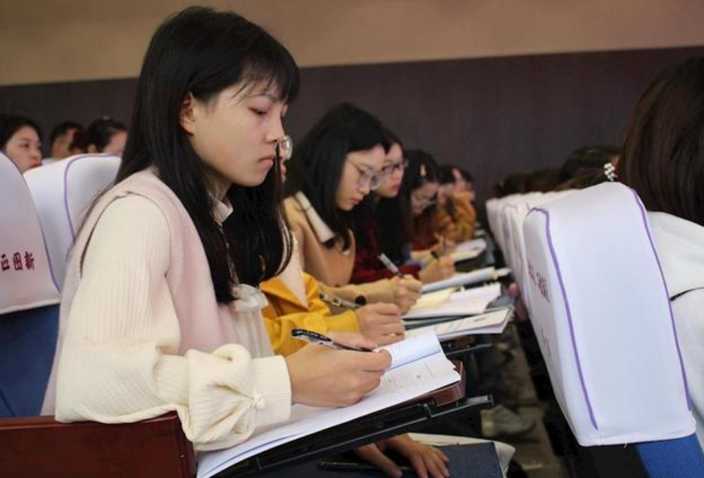 教育行业迎来好消息，教师平均工资不低于公务员，幼师也能沾光