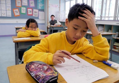 小学生用阿拉伯数字“1—10”写短文，老师却不服输，评语亮了
