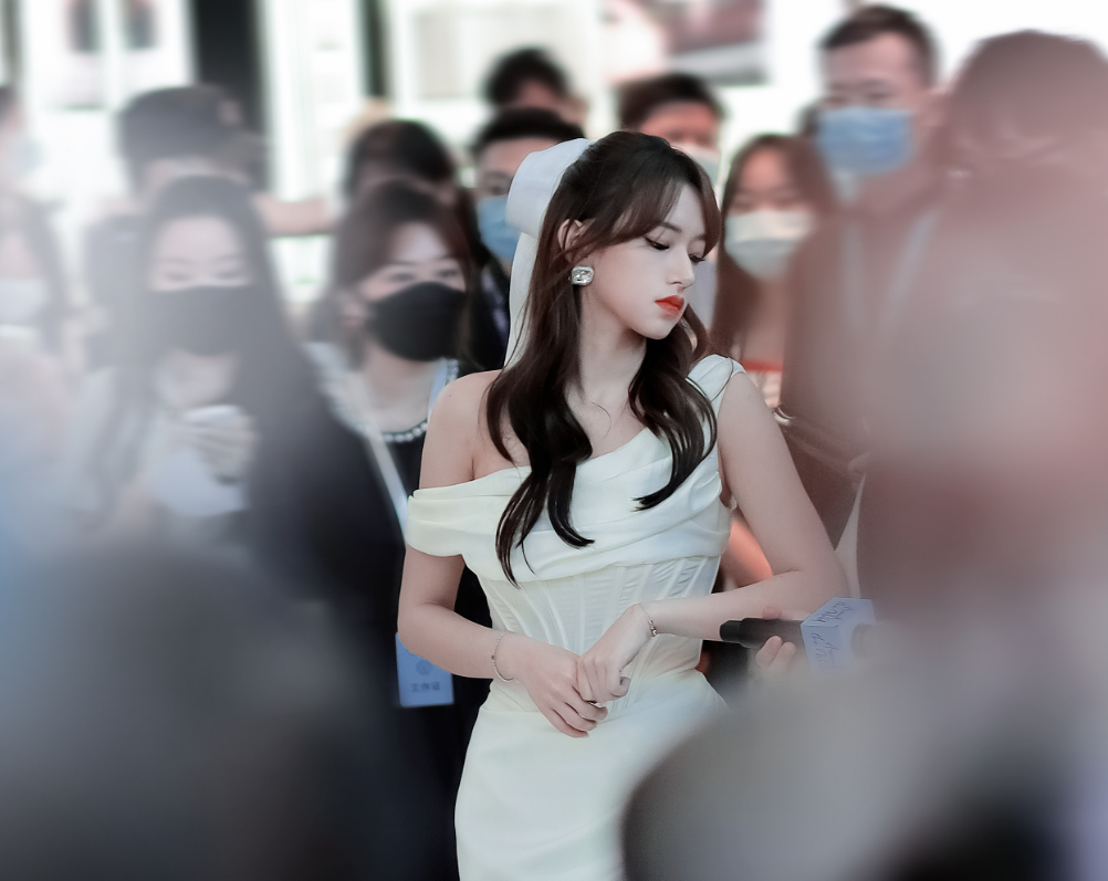 耍大牌？23岁程潇商场参加活动，保安比路人还多，网友：好大的腕