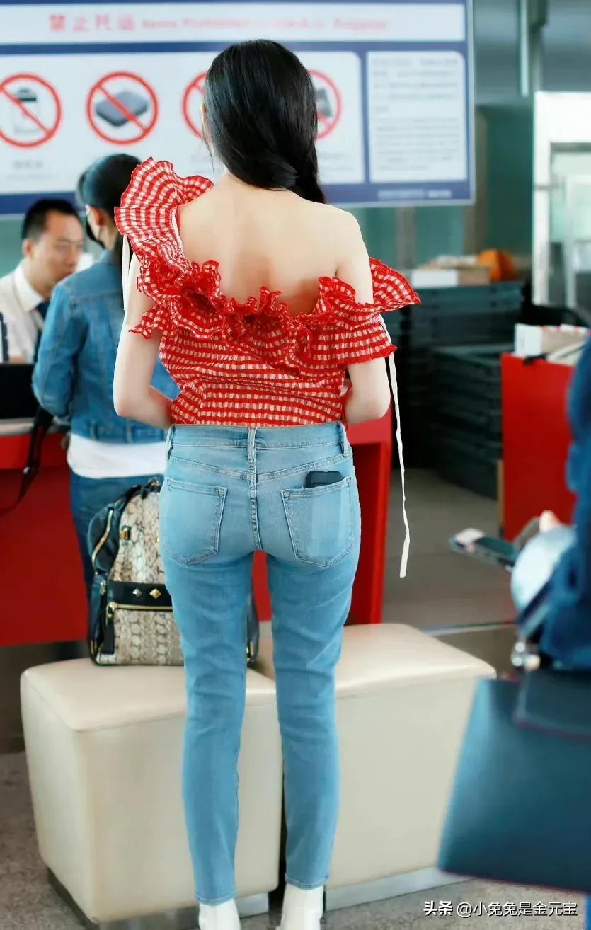 张天爱的机场秀 这件红上衣像花蝴蝶