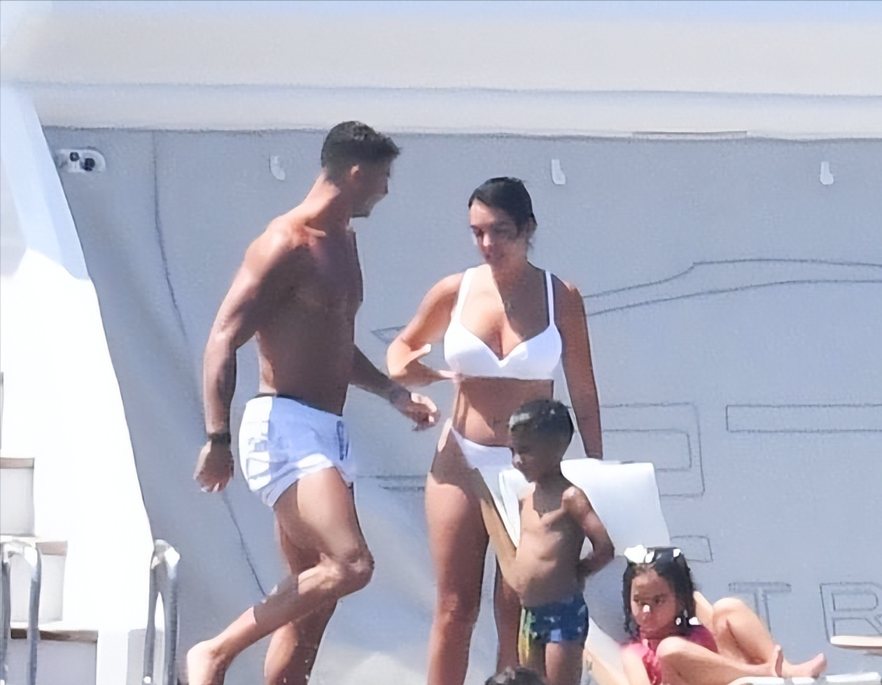 c罗一家6口去意大利度假啦!乔治娜在游艇秀比基尼,身材很有料呢