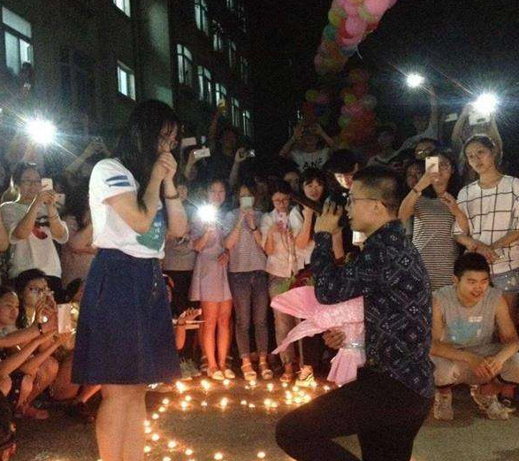 大学的校门口，等女朋友放学的男生能多统一？不看是真不知道