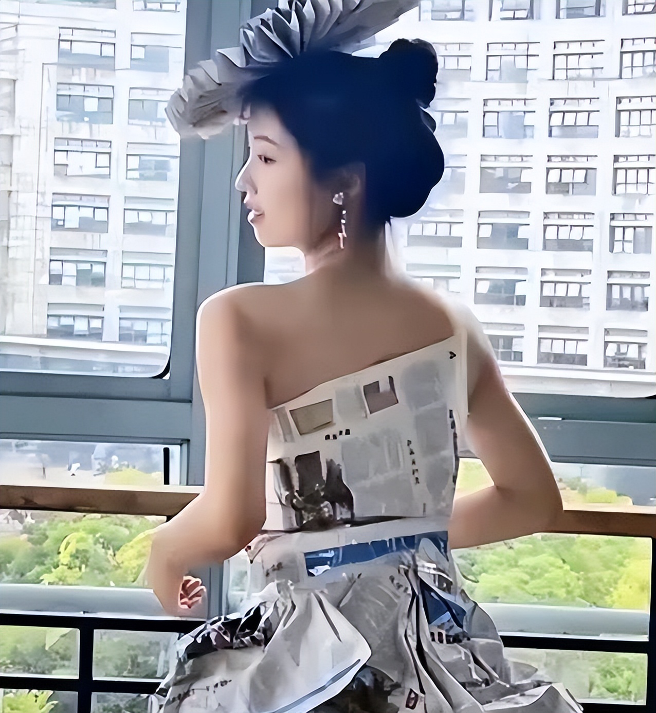 “身材好穿啥都好看”，女大学生把报纸变“礼服”，漂亮又有个性