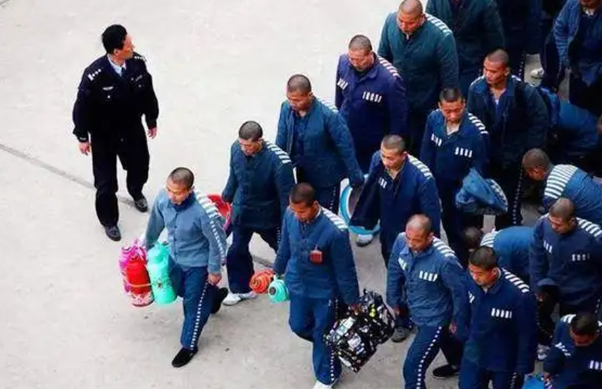 山西黑老大敛财12亿，7次减刑出狱时小弟放鞭炮，最后被妻子举报