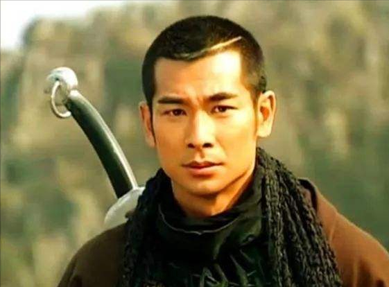 明明是同一个演员,但是在续篇中似乎换了脸,王后的脸发生了很大的变化。