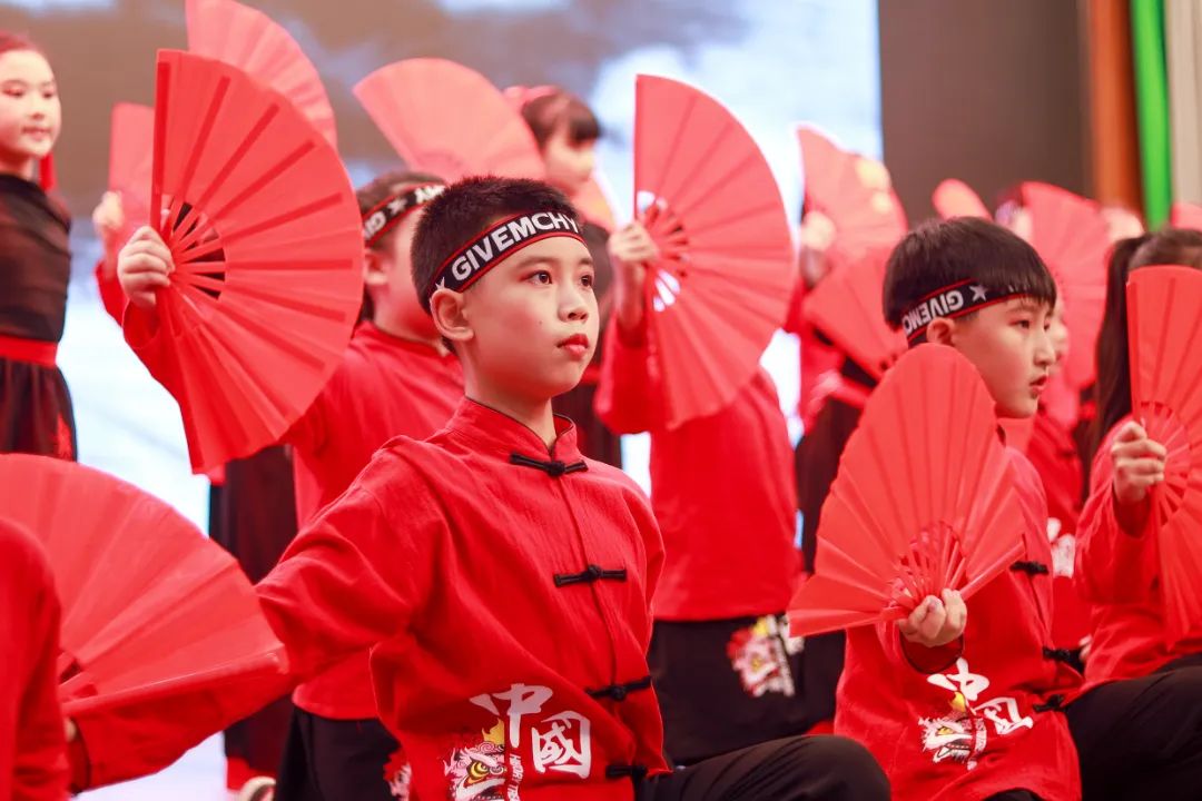 华阳实小举行“童星耀五月·艺术绽花开”群舞比赛（三四年级）