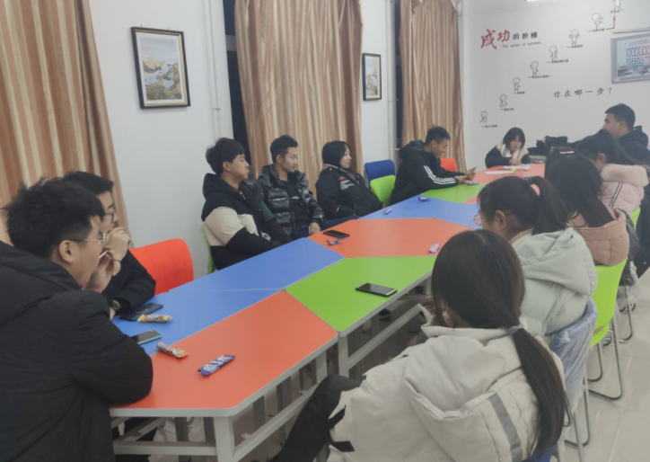 安徽一职校女大学生，辱骂外卖员致其辞职，学校的做法让人意难平