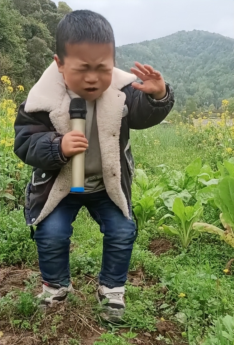 “未来歌神”：6岁农村萌娃“戏精附体”，靠模仿对口型唱歌走红