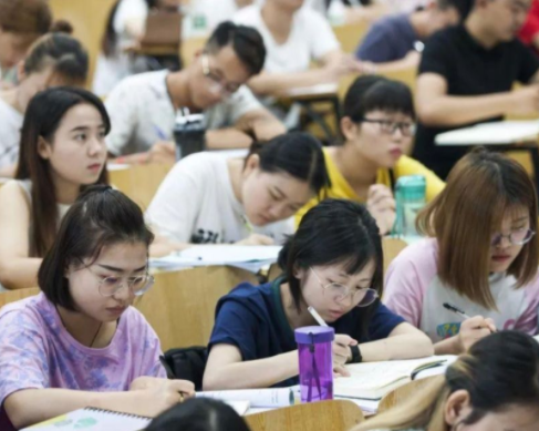 教师行业迎来变革，学历将要有新的要求，部分老师或要面临失业