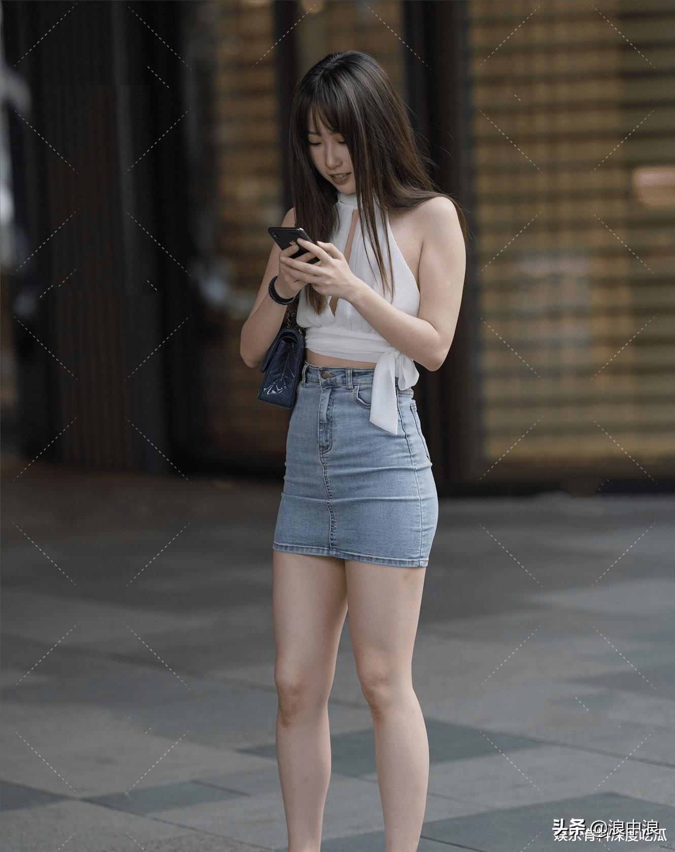 街拍美女：牛仔短裙姐姐穿着好吸睛！白色肚兜太时尚