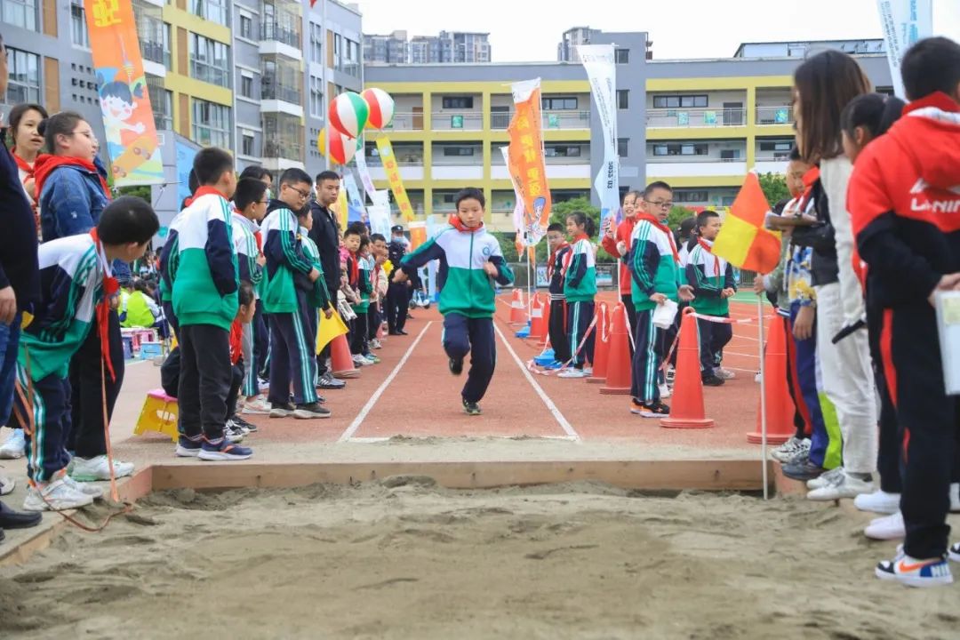 行雅中队，逐光而行｜记天府新区南湖小学南湖小学4.5班行雅中队