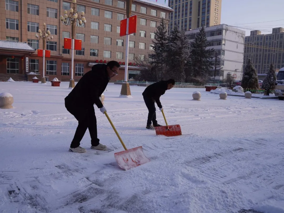 临潭：干部群众齐上阵 清扫积雪暖民心