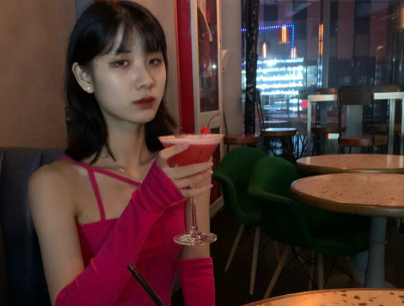 重庆某高校多名女生醉酒，躺在地上形象全无，网友指责其伤风败俗