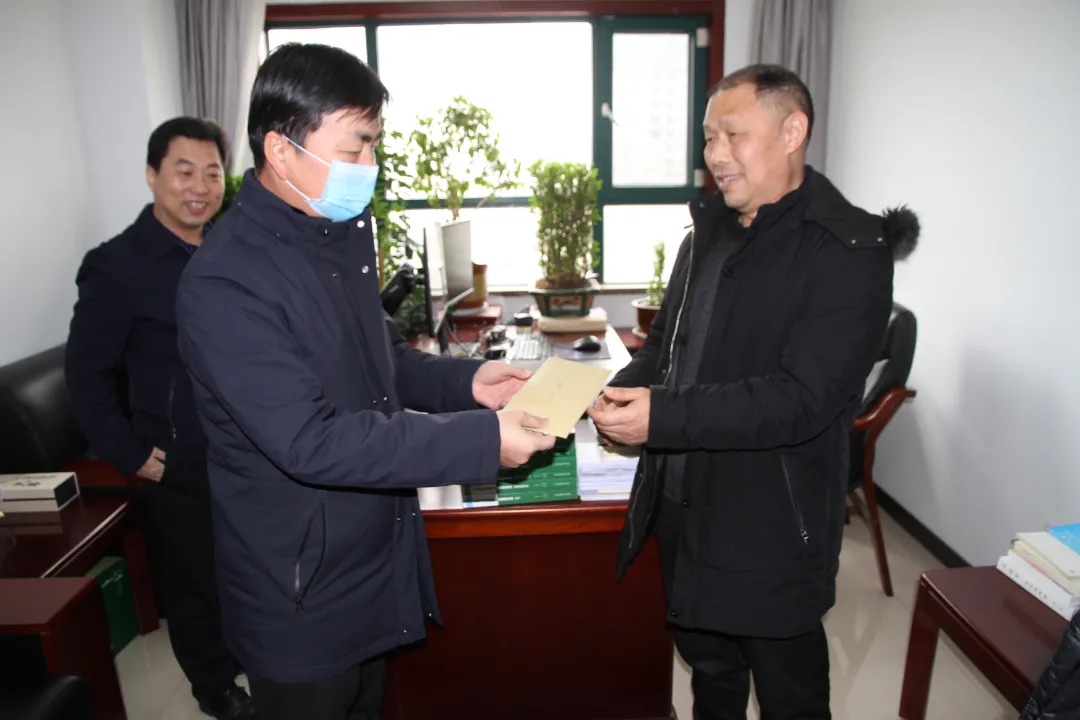 商洛市人民检察院党组书记、检察长刘向东一行走访慰问退休老干部、困难党员