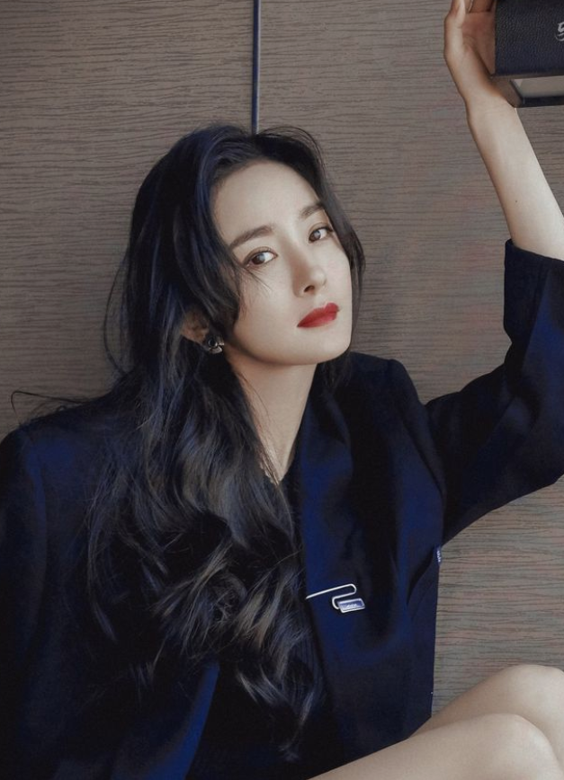 杨幂黑色系的治愈美，很动人