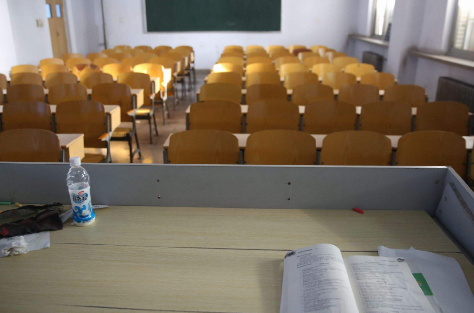 大学生填写放假留校理由，仅一位同学说“实话”，同学称其为勇士