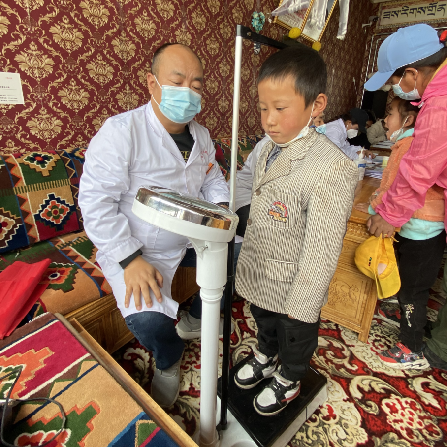 渭南市中心医院援藏医疗队走进革吉县幼儿园开展健康体检活动